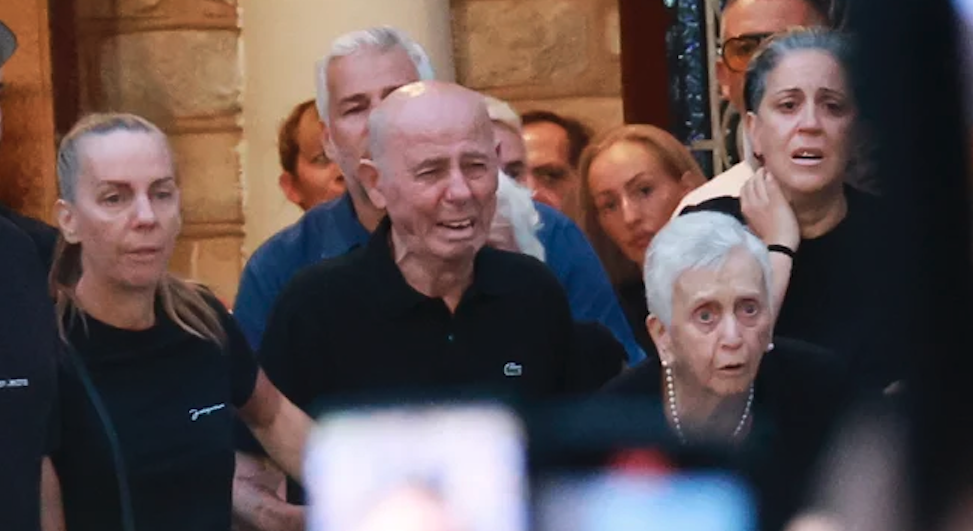 Βάσω Μαζωνάκη: Πήγε μόνη της στο μνήμα του αδερφού της ένα 24ωρο μετά την κηδεία [βίντεο]